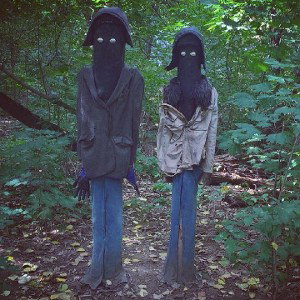 любим притворяться столбами и стоять в лесу
