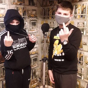 худи на столе