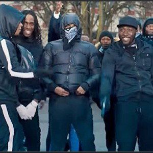 En bande 