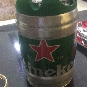 клуб ее душит