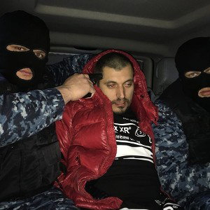 пока он сидит