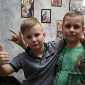 ето слева Даня а справа я