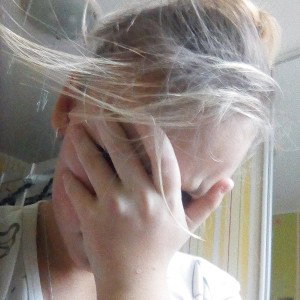девочке всё равно