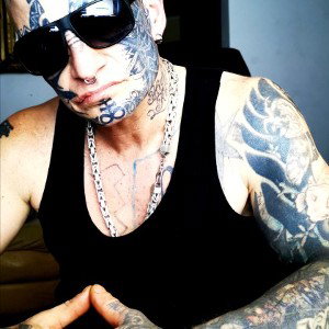 Maskulin rastet aus..