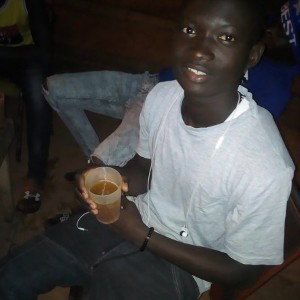 fraîch boy. lève mn verre