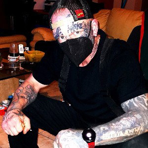 Maske im Bentley