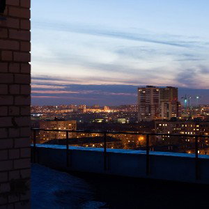 С крыши дома