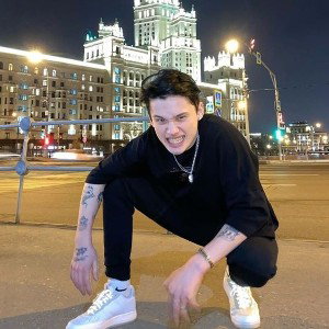 по дворам