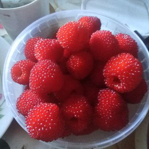 красный