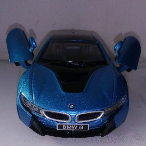 B M W i8