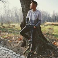 Mihai canta.