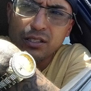 lookin 2 hiz eyes he dont giva ...