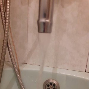 вода течёт  из крана йоу