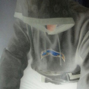 intenta huir