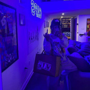 $he looking away 