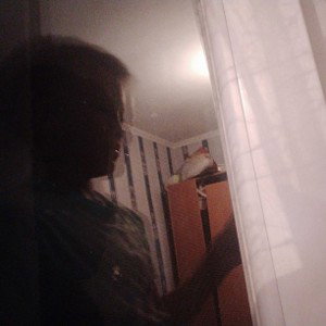 Я смотрю в акошка