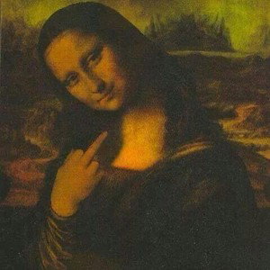 Она