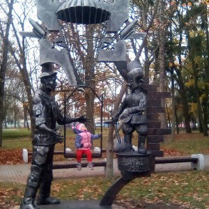 твоя шавка смотрит голодная на меня 
