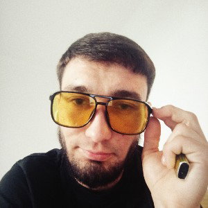 Она