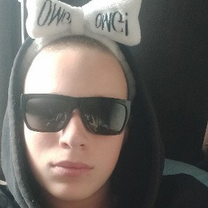 Маша набухалась
Она хотела секса
И выпить водки 
В итоге наблювалась 
Её ноги не держали
Она хотела домой 
В итоге проеб