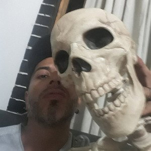 El que anda solo