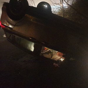 Jay - Kopfüber im Autositz