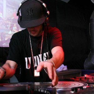 DJ включает музыку по запросу мне