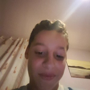 Vengo con mis rimas
me subestimas,
me dices que no puedo,
llegar a la cima
mira que aquí me tienes,
dándote la cara
con 
