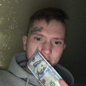  один патрон  одна жизнь один выбор  выдох курю у материка в пригнул и твоего телка секс истерика пока 