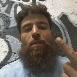   fumando mota del kilo boy caminando bien tranquilo 