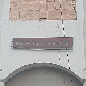 YO CRESI EN UN EDIFICIO LLAMADO NARANJA 
