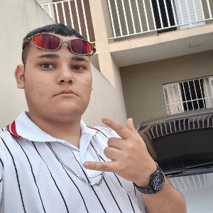 menorsao lá da quebrada hoje ta de porche nois amassa as bandida  e é forte forte