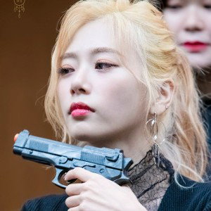 상자 밖으로 뛰어 내리는하니 돈