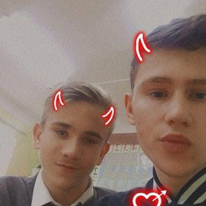 Он сидел у окна.