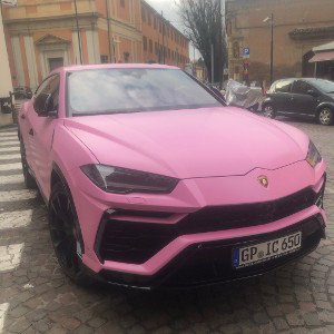 Vado su una lambo no non parlo no non hablo me ne sbatto sono calmo. Piango da solo a giocare con la vita mi sono ritrov