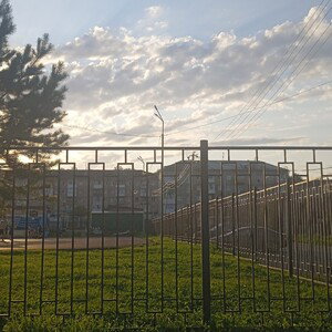 яркое солнце под цепями