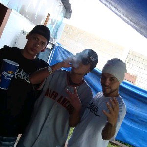 PAL-BARRIO-Y-AMIGOS-FALSOS