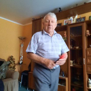 Стук в дверь, дверь открывается, стучавший входит 