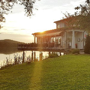 ich wohne in einem Haus am See komm ich lade Dich ein ohe komm wir springen in den See hinein und dann wirst du glücklic
