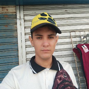 Verse 1) En la calle, la vida me enseña, Gente falsa, son solo una leña. Sonrisas falsas, miradas de hielo, Confío en po