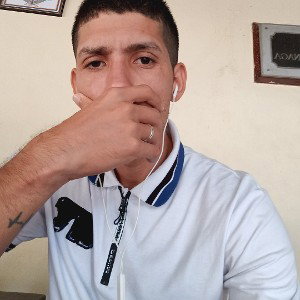 Tengo Veinte coronas tu no me detrona tus pies en fango te desmoronas