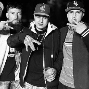    fumando mota del kilo boy caminando bien tranquilo 