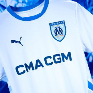 Sur le Vieux-Port, l’ambiance est posée, Les couleurs de l’OM, sur le cœur gravées, Dans les ruelles de la ville, l’espr