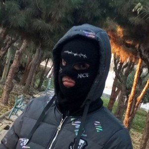 بگو از شب چي مي‌دوني       تو كه دستات پر از پوله تو كه آهنگ تنهايي             توي گوشات نمي‌خونه چرا كوري نمي‌بيني    