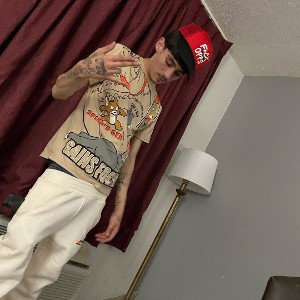 Post at the trap gotta get off ona pack knock on the door kuh we upping these fyes big boy 40 gone send you to the sky s