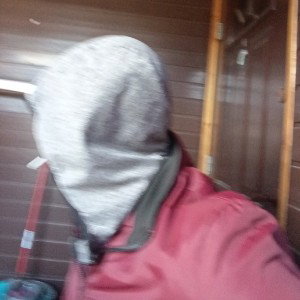 Siemano koleżko, siedzę na ławce, W zielonym ogródku, czas na relaks, Czekam na ziomeczka, przy podwórku, Słońce grzeje,