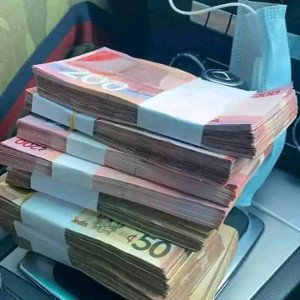 put ur money inside ur pocket 