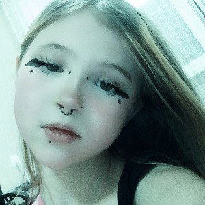 любит
