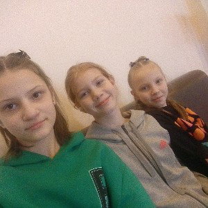 мы друзья . Я не умею петь 😂😃