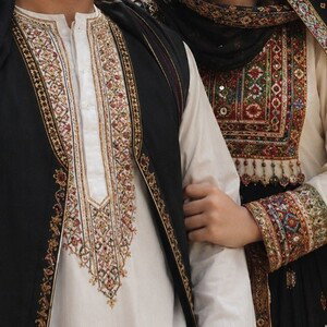 موندم ت تنهای الان نیستی پیشم بگو با کی اصلا هر جای دلم پیشت گیره میخوهام با ت بشه مو سفید پیر شه سجی وقتی ت نیستی دلش ت